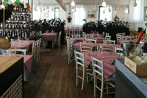 Interni raffinati ed eleganti del Ristorante Melograno a Varese, ideale per cene romantiche e riunioni familiari